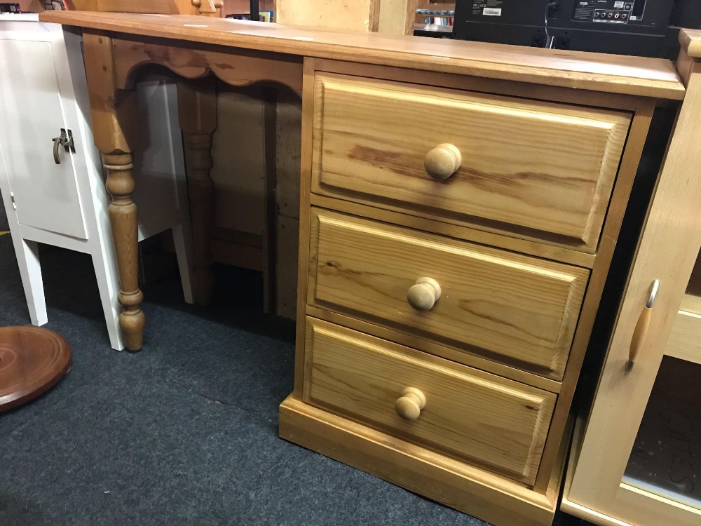 PINE SINGLE PEDESTAL DESK WITH 3 DRAWERS
