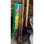 QTY OF GARDEN TOOLS INCL; LAWN AERATOR, SHOVEL & GARDEN HOE ETC