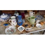 SHELF OF JUGS, PLATES & OTHER ITEMS ETC