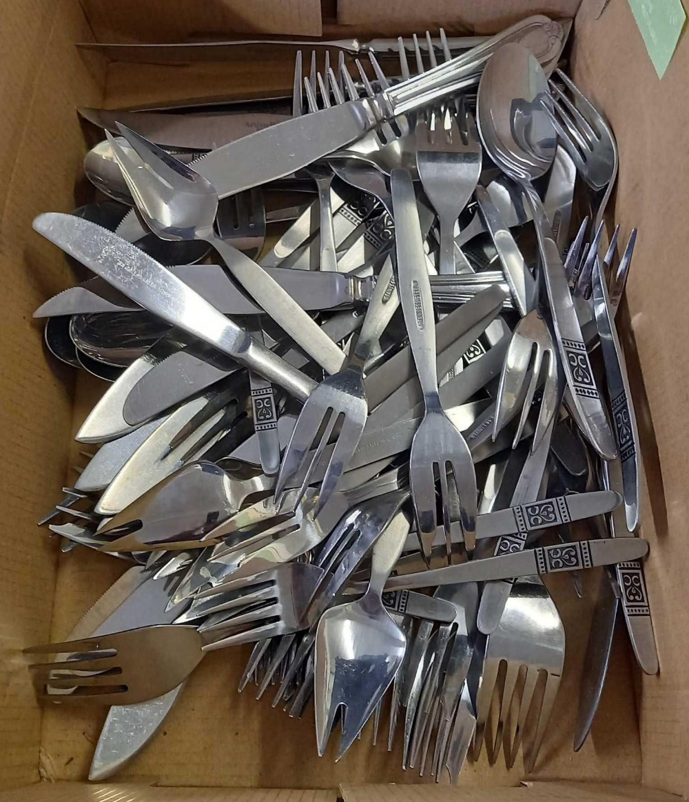 CARTON OF CUTLERY