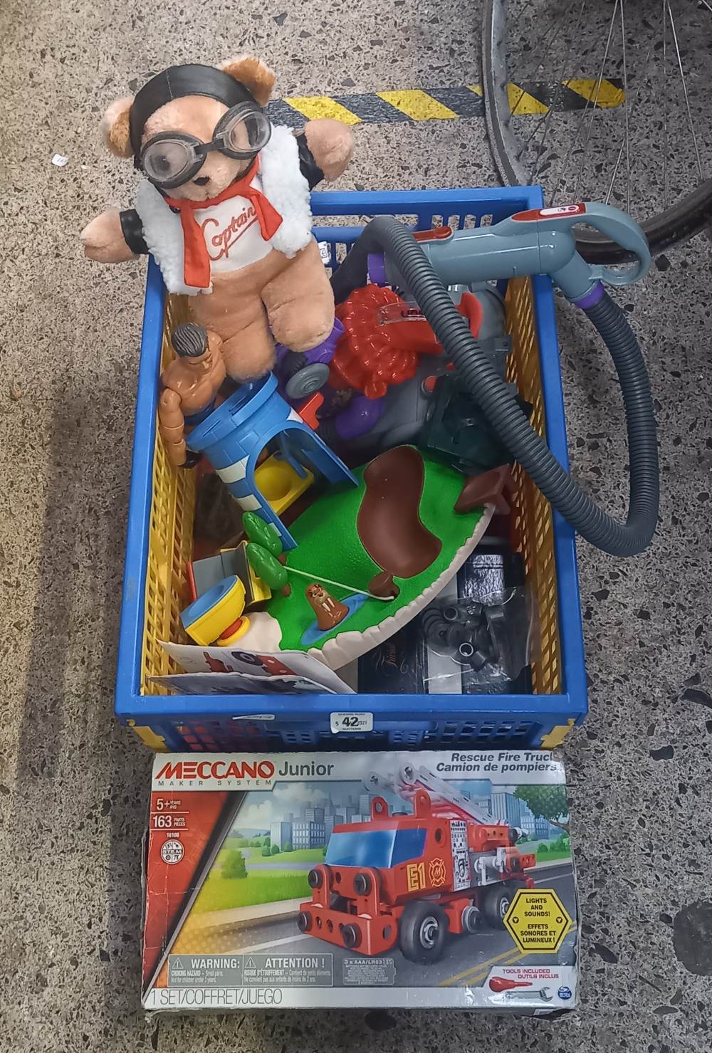 BOX OF ASSORTED CHILDREN'S TOYS