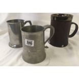 SHELF WITH 2 MODERN PEWTER MUGS, THIMBLE DISPLAY IN GLASS CASE, LEATHER BODIED MUG & 2 BRASS ITEMS