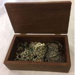 SMALL WOOD CASKET WITH QTY OF SILVER COLOURED & SILVER JEWELLERY INCL; BROOCHES & BRACELETS