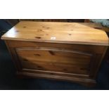 MODERN PINE BLANKET CHEST WITH HINGED LID