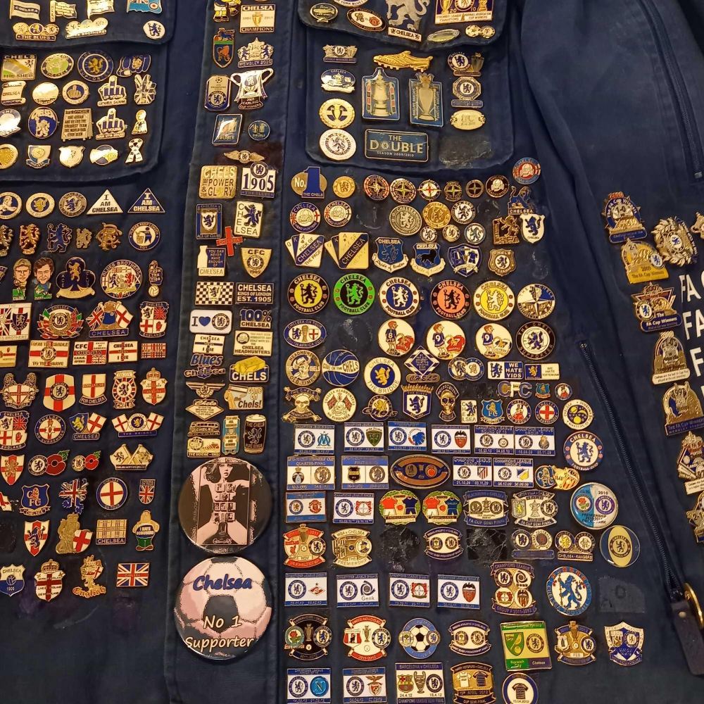 A UNIQUE ADIDAS CHELSEA FOOTBALL CLUB SUPPORTERS JACKET SIZE XL COVERED IN PIN BADGES (GLUED ON) - Image 6 of 9