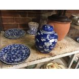 SHELF OF BLUE & WHITE CHINESE PLATES (7), LARGE GINGER JAR (LID A/F) & LARGE CROCK POT (CHIP TO