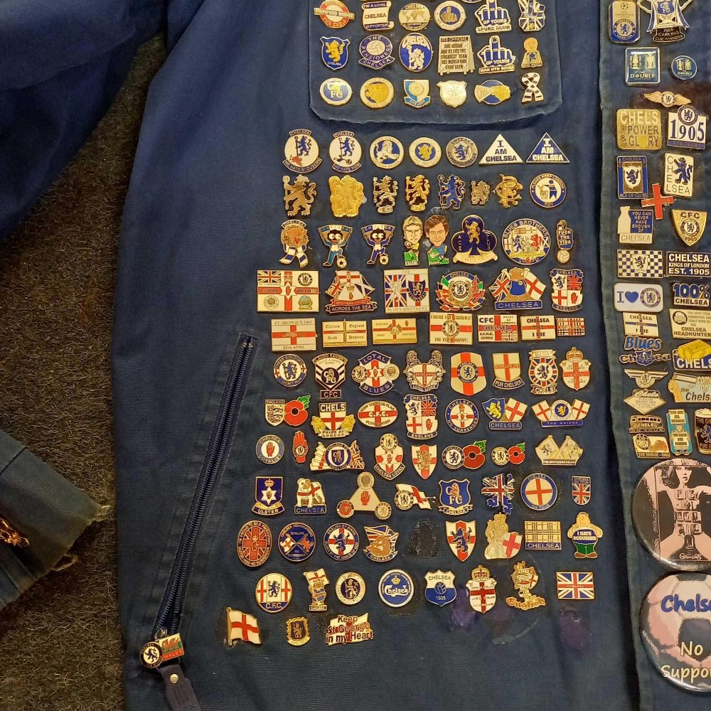 A UNIQUE ADIDAS CHELSEA FOOTBALL CLUB SUPPORTERS JACKET SIZE XL COVERED IN PIN BADGES (GLUED ON) - Image 3 of 9
