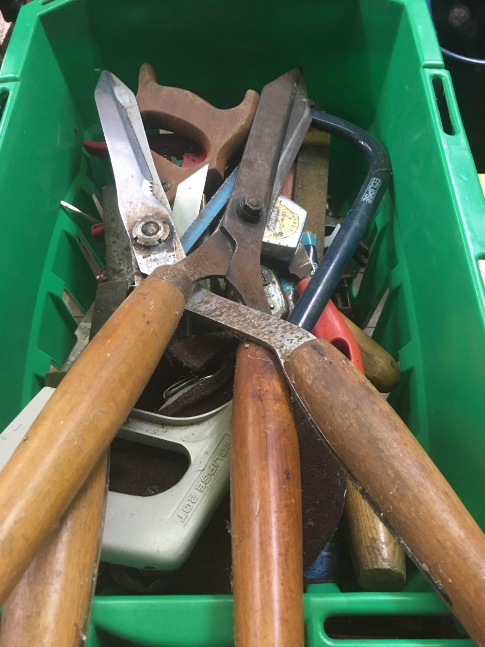 LARGE CARTON OF GARDEN & OTHER TOOLS INCL; SHEARS, CHISELS, SAWS ETC