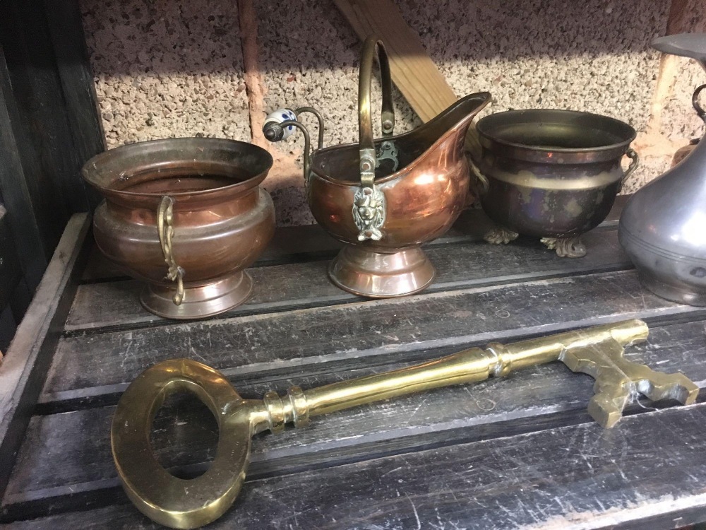 A SHELF OF VARIOUS COPPER & BRASS WARE - Image 3 of 3