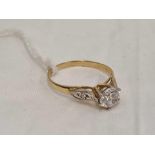 9ct SINGLE STONE RING