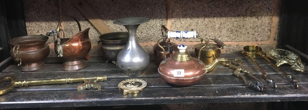 A SHELF OF VARIOUS COPPER & BRASS WARE