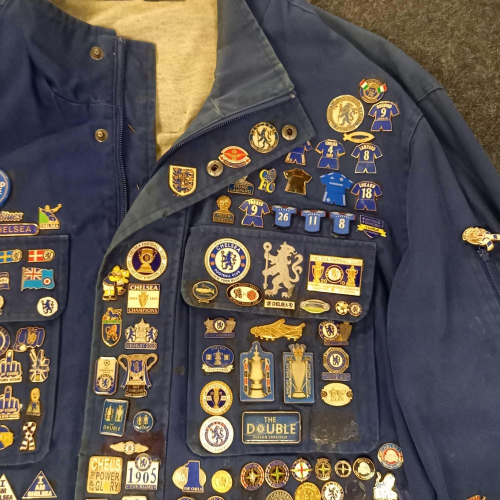 A UNIQUE ADIDAS CHELSEA FOOTBALL CLUB SUPPORTERS JACKET SIZE XL COVERED IN PIN BADGES (GLUED ON) - Image 5 of 9