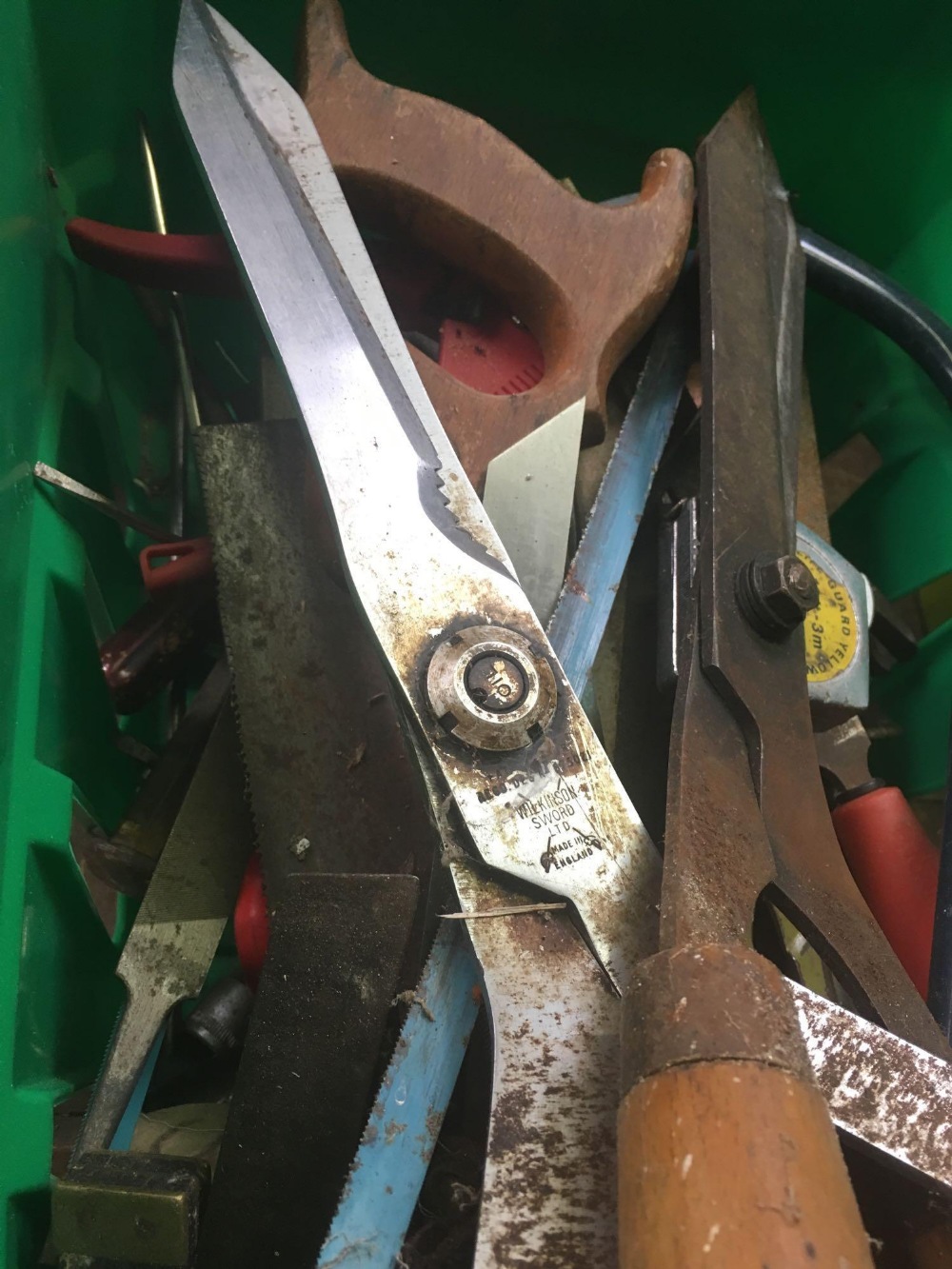 LARGE CARTON OF GARDEN & OTHER TOOLS INCL; SHEARS, CHISELS, SAWS ETC - Image 2 of 3