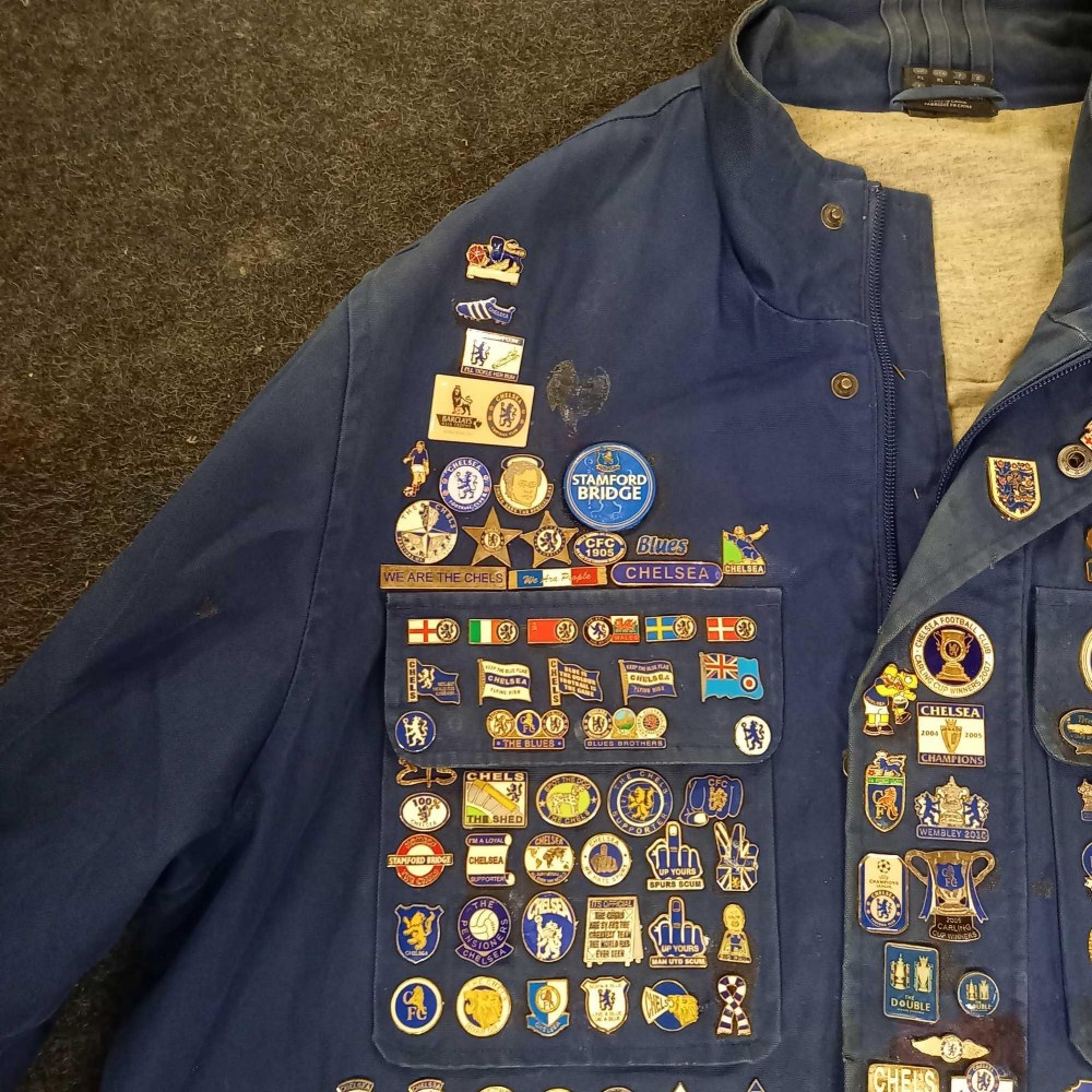 A UNIQUE ADIDAS CHELSEA FOOTBALL CLUB SUPPORTERS JACKET SIZE XL COVERED IN PIN BADGES (GLUED ON) - Image 4 of 9