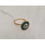 GOOD DIAMOND & EMERALD CLUSTER RING SET IN 18ct GOLD