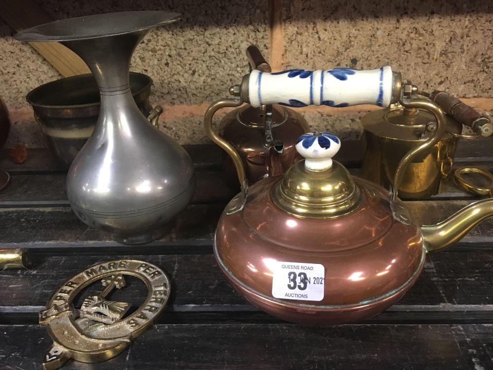 A SHELF OF VARIOUS COPPER & BRASS WARE - Image 2 of 3