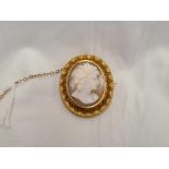 ATTRACTIVE OVAL CAMEO BROOCH OF A LADY SET IN GOLD