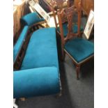 UPHOLSTERED VICTORIAN CHAISE LONGUE / DAY BED WITH MAHOGANY FRAME & TURNED LEGS ON CASTERS WITH A