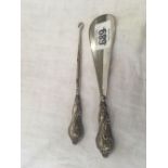 A CHESTER SILVER MATCHING SILVER MOUNTED SHOE HORN & BUTTON HOOK