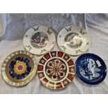 4 COMMEMORATIVE PLATES & 1 ROYAL CROWN DERBY OLD IMARI 1128