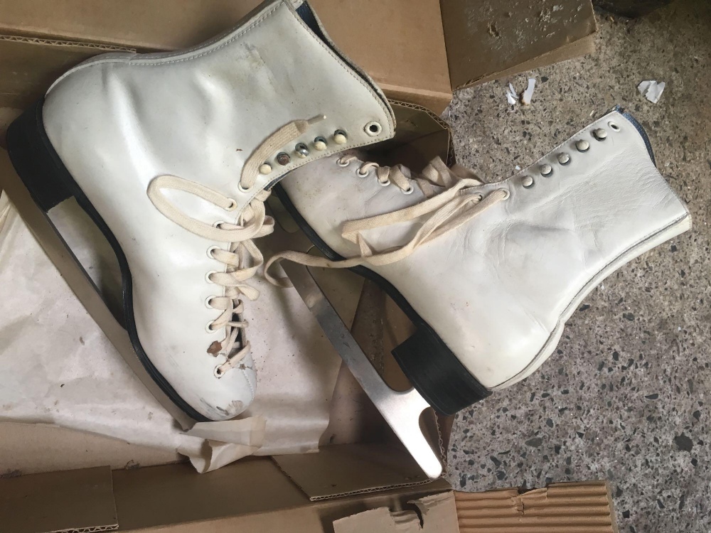 PAIR OF SIZE 7.5 BAUER ICE SKATES