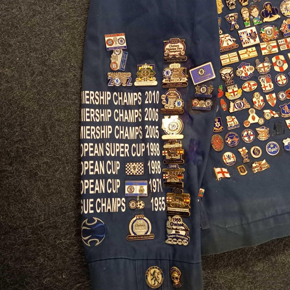A UNIQUE ADIDAS CHELSEA FOOTBALL CLUB SUPPORTERS JACKET SIZE XL COVERED IN PIN BADGES (GLUED ON) - Image 2 of 9