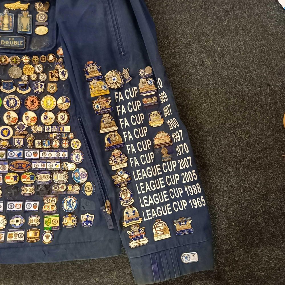 A UNIQUE ADIDAS CHELSEA FOOTBALL CLUB SUPPORTERS JACKET SIZE XL COVERED IN PIN BADGES (GLUED ON) - Image 7 of 9