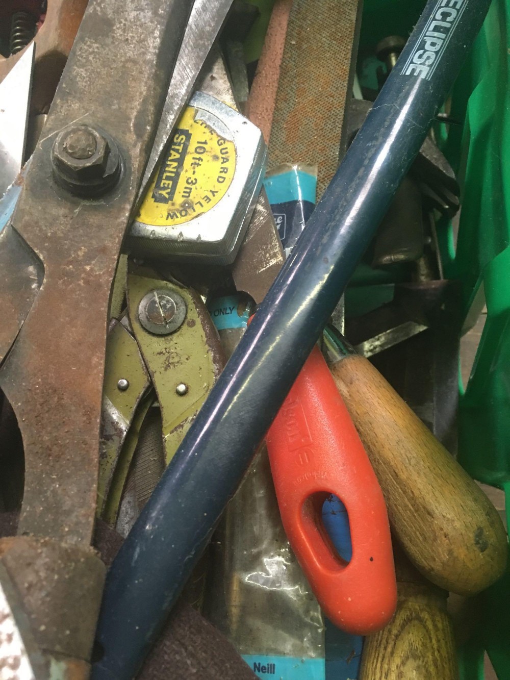 LARGE CARTON OF GARDEN & OTHER TOOLS INCL; SHEARS, CHISELS, SAWS ETC - Image 3 of 3