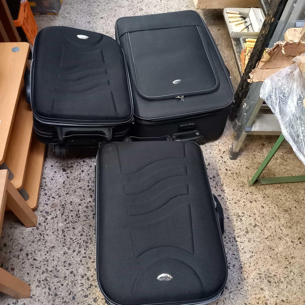 DIMPLE LARGE BLACK SUITCASE & 2 SMALLER SUITCASES - Image 3 of 3