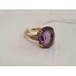 9CT GOLD AMETHYST SET RING. SIZE M. WEIGHT 5.3gms