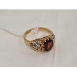 9ct GOLD GARNET & WHITE STONE SET RING. SIZE N. APPROX 3.4gms