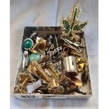 SMALL TUB OF VARIOUS SILVER & GOLD COLOURED CUFF LINKS & TIE PINS