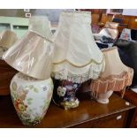 2 TABLE LAMPS WITH 3 SHADES & A VASE WITH FLOWER PATTERN A/F