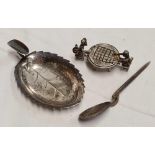 A COPY OF A STERLING SILVER MINIATURE ROMAN SPOON, SMALL QUALITY SILVER LEAF ASHTRAY & NOVELTY OF