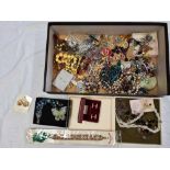 CARTON WITH MISC COSTUME JEWELLERY, NECKLACES, BROOCHES, EARRINGS, BRACELETS ETC
