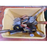 CARTON WITH BRICKLAYERS TROWELS, BRADES 192 SLATE AXE & GEOLOGIST PIX'S