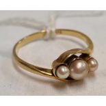 18ct FOLD 3 STONE PEARL RING, SIZE M, 2.1g