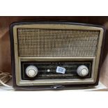 VINTAGE BUSH RADIO IN BAKELITE CASE