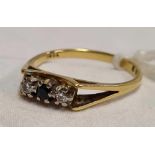 18ct GOLD 3 STONE SAPPHIRE & DIAMOND RING, SIZE N, 2.6g