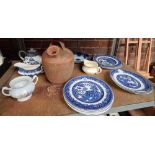 SHELF OF BLUE & WHITE PLATES, SOME A/F, AN EARTHENWARE JAR & A WILLOW TEA POT