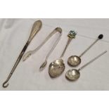 QTY OF SILVER ITEMS INCL; SUGAR TONGS, SILVER HANDLED BRATTON HOOK & BEAN SPOONS