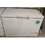 SIEMENS COMFORT PLUS DEEP FREEZE CHEST FREEZER - 3ft 8 WIDE X 2ft DEEP (NEEDS A GOOD CLEAN)