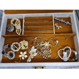 JEWEL BOX WITH BOXED PEARLS, BROOCHES, NECKLACES & OTHER COSTUME JEWELLERY
