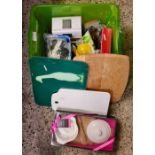 BOX WITH MISC KITCHEN ITEMS INCL; CAKE DECORATING EQUIPMENT, CUTLERY, CHEESE GREATER & OTHERS