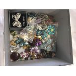 TUB OF MISC BROOCHES & EARRINGS