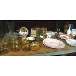 A SHELF OF MIXED CHINAWARE & GLASS