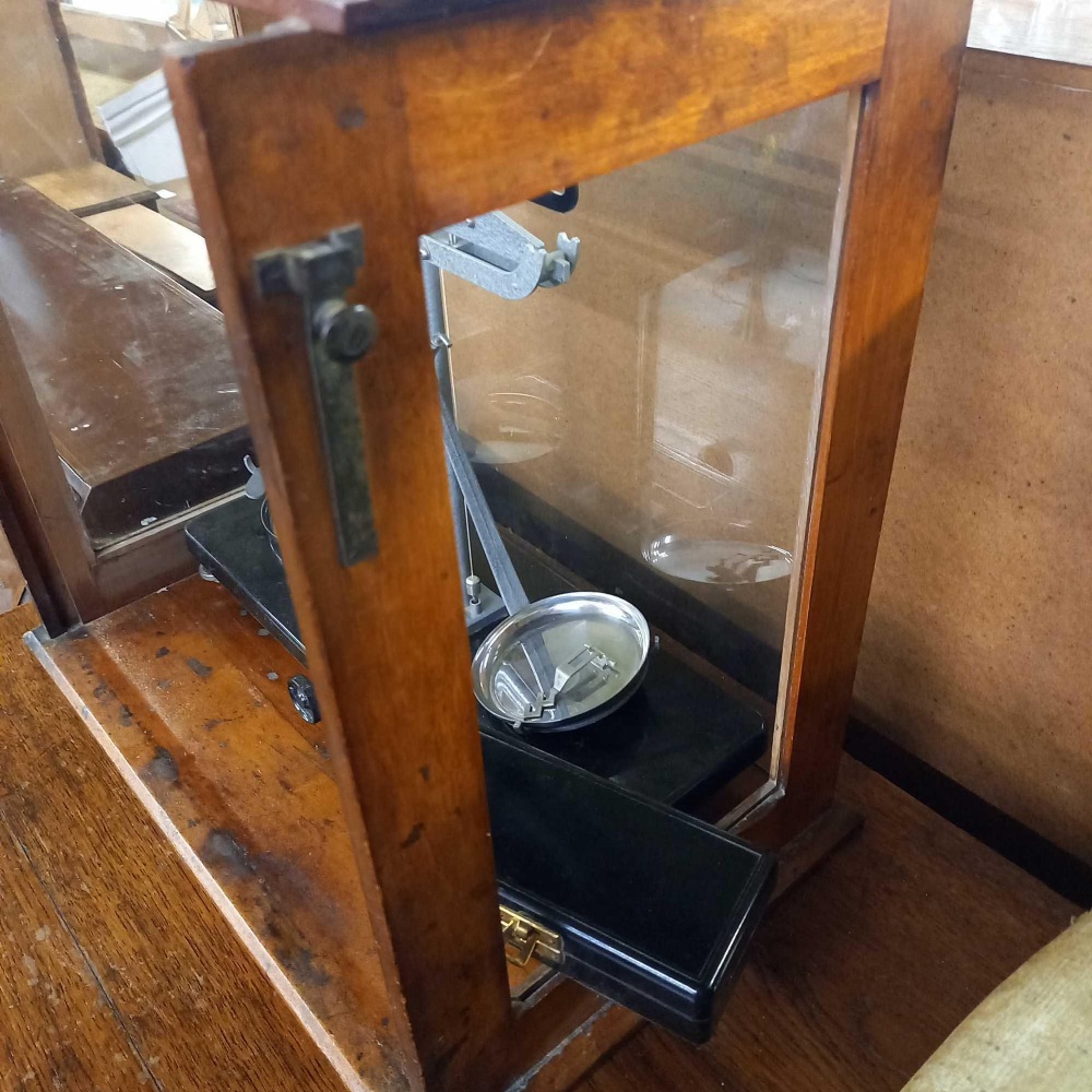 GLAZED DISPLAY CASE OF GRIFFIN SCALES & WEIGHTS - Image 3 of 3