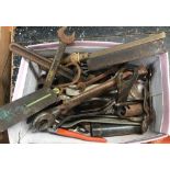 SMALL CARTON OF MISC TOOLS INCL; C-SPANNERS, WRENCHES, SPRING BALANCE & MONKEY WRENCHES