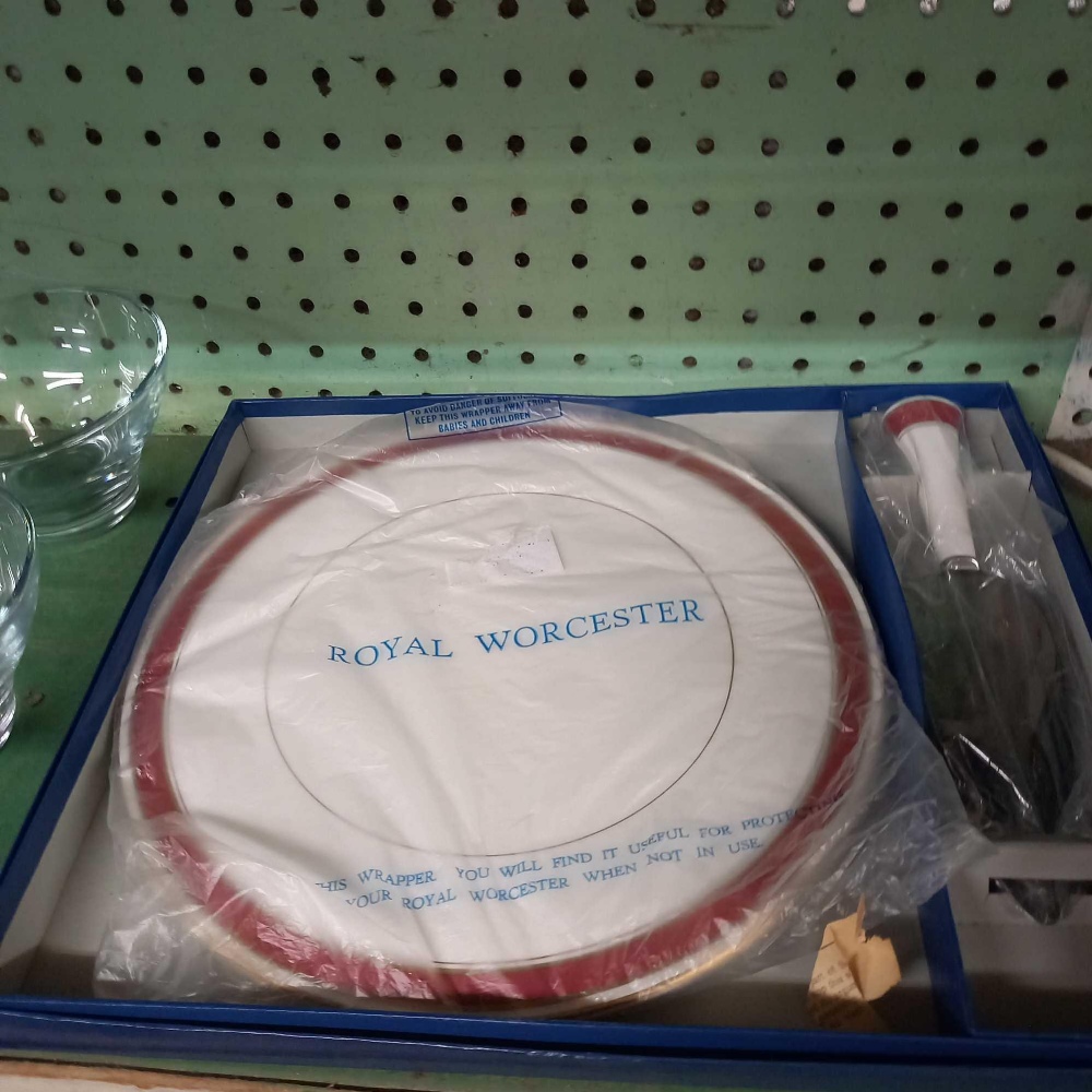ROYAL WORCESTERSHIRE BOX CAKE PLATE & SLICER WITH GLASSES ETC