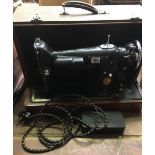 VINTAGE ELECTRIC SINGER SEWING MACHINE WITH CASE